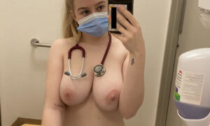 Doctora rubia mostrando sus bellas tetas grandes