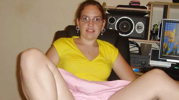 Anda sin bragas y abre las piernas para mostrar su coño