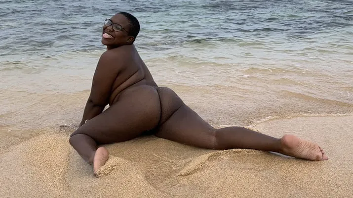 Desnuda disfrutando su primera vez frente al mar