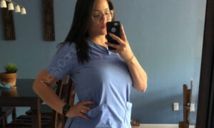 Es enfermera y se hace fotos desnuda para los doctores